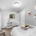 Modern 2Br 10 Mins To Metro