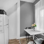 Modern 2Br 10 Mins To Metro