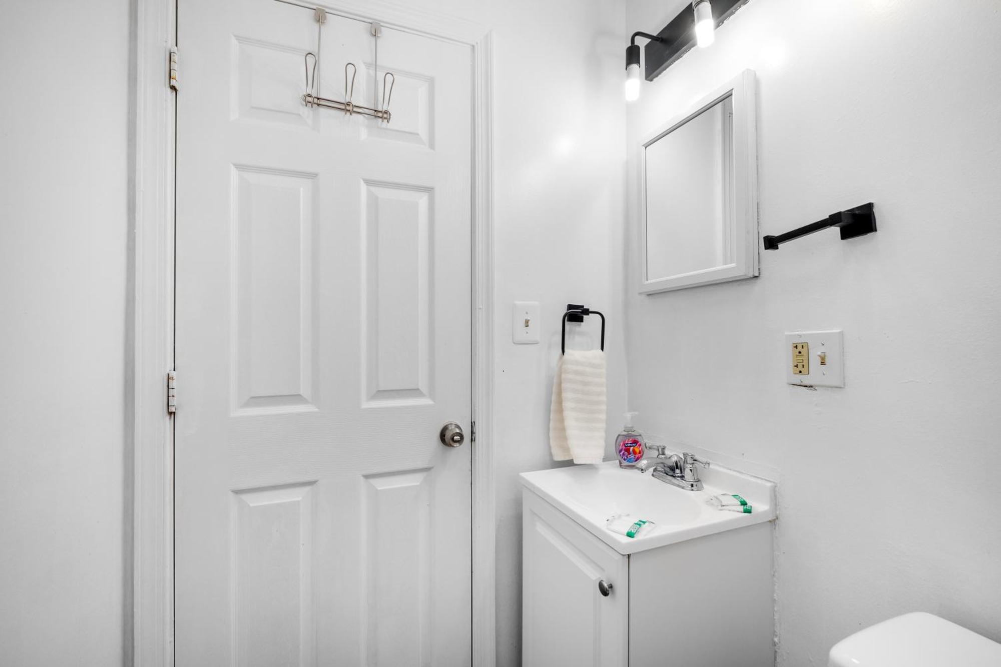 Modern 2br 10 Mins To Metro Apartment Philadelphia